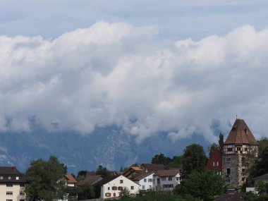 Taşlı Kulesi ve bulutların üzerinde Avrupa Vaduz başkenti, Liechtenstein, cityscape manzaraya tepede toplu konut