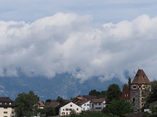 Steinerner Turm und Wohnsiedlung auf einem Hügel am Stadtbild Wolkenlandschaft über der europäischen Hauptstadt Vaduz, liechtenstein — Stockfoto