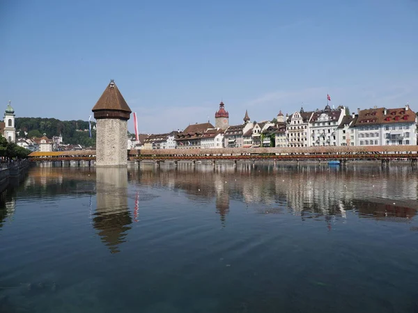 Reprezentativní historické budovy, kaple bridge a tower na řeky Reuss v evropském městě na panoráma krajiny — Stock fotografie