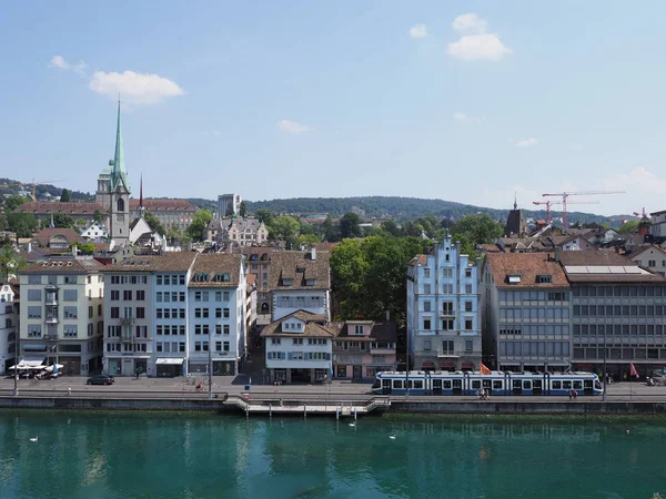 Wunderschöne Häuser am Limmatufer und europäische Stadtlandschaft der Stadt Zürich in der Schweiz — Stockfoto