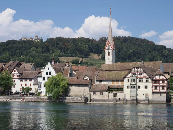 Festői St. Georges apátság a Rajna, a városkép táj európai Stein am Rhein városban, Svájc-2018 — Stock Fotó