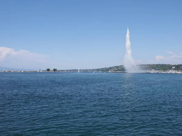 Jato de água no calçadão da cidade europeia de Genebra na paisagem suíça do Lago Leman — Fotografia de Stock