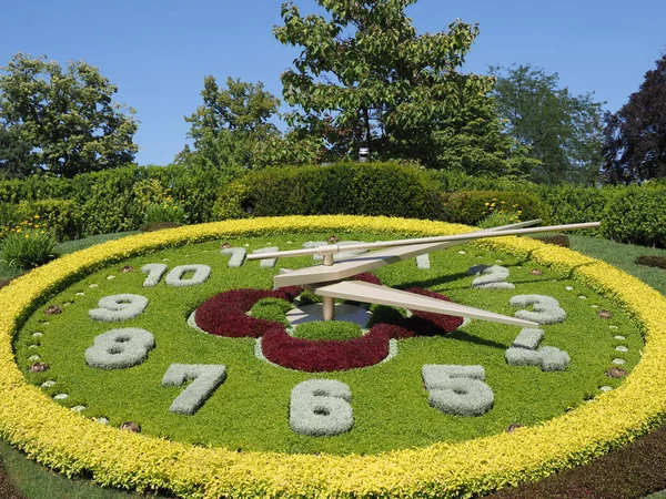 Прекрасные цветочные часы, расположенные в западной части городского общественного парка английского сада в европейском городе Женева, Швейцария — стоковое фото