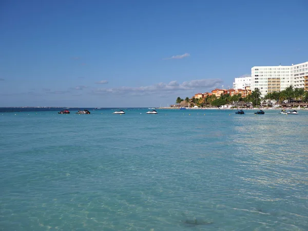 Maravillosa vista de los edificios de hoteles blancos en la playa de arena en la bahía del Mar Caribe en la ciudad de Cancún en México —  Fotos de Stock