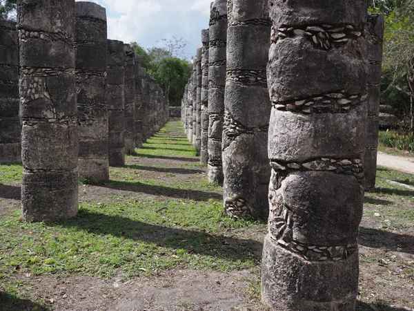 Colunas pedregosas no Templo de Mil Guerreiros em Chichen Itza cidade maia no México, ruínas no sítio arqueológico — Fotografia de Stock