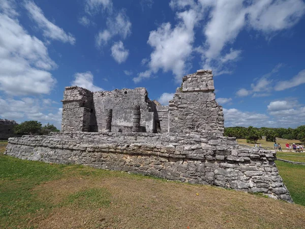 Sítio arqueológico com ruínas maravilhosas de templo mayan pedregoso na cidade de TULUM no México no campo gramado — Fotografia de Stock