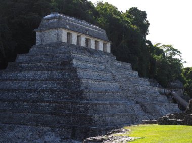 Meksika 'nın Palenque şehrindeki antik Maya Ulusal Parkı' ndaki Yazıtlar Tapınağı piramidi. 2018 'de Chiapas eyaletindeki orman manzaraları. Güneşli kış günü, Kuzey Amerika..