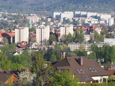 2018 'de POLAND' daki Beskid Dağları 'nın Avrupa Bielsko-Biala şehri ve kırsal manzaralarının güzellik manzarası 2018' de güneşli bahar günü.