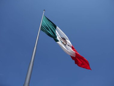 Meksika 'nın Acapulco şehrinde Pasifik Okyanusu körfezinde 2018' de güneşli kış gününde ağaçlar ve açık mavi gökyüzü olan güzellik ulusal bayrağı, Kuzey Amerika 'da Mart ayında.