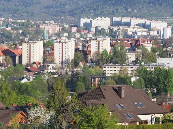 2018 'de POLAND' daki Beskid Dağları 'nın Avrupa Bielsko-Biala şehri ve kırsal manzaralarının güzellik manzarası 2018' de güneşli bahar günü.