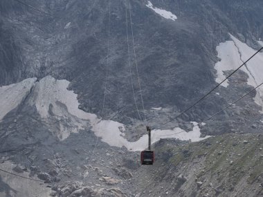 CHAMONIX MONT BLANC, AĞUSTOS 2018 FRANCE: Avrupa 'nın en yüksek Fransız dağlarındaki AIGUILLE DU MIDI üzerinde kablo araba kabini.