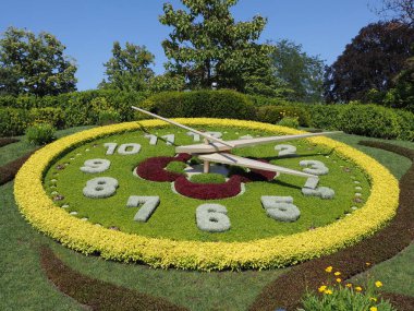 İngiliz bahçesinin batı yakasında, İsviçre 'nin Cenevre kentindeki şehir parkında 2018' de açık mavi gökyüzü ve güneşli bir yaz günü, harika bir açık hava..