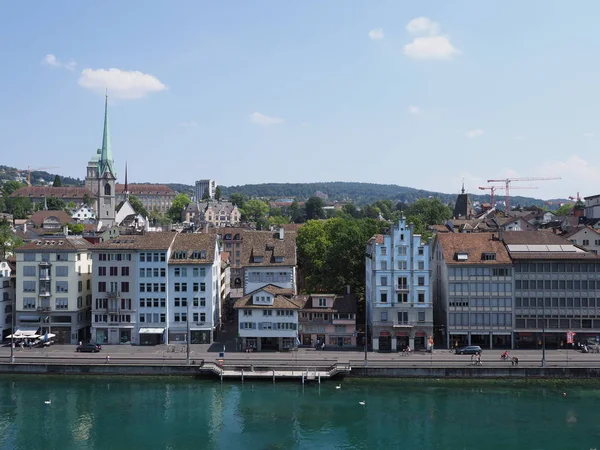 2018 Ağustos Unda Zurich Switzerland Limmat Nehrinin Kıyısındaki Muhteşem Evler — Stok fotoğraf