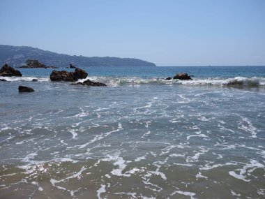 Kayalar Acapulco bay City Meksika Pasifik Okyanusu dalgaları ile harika manzarasını kumlu plaj manzara üzerinde