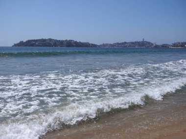 Acapulco bay city Meksika ve Pasifik Okyanusu peyzaj beyaz dalgalar ıssız kumsalda toplayan