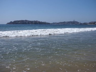 Sahne sakin Beach Acapulco bay City Meksika ve Pasifik Okyanusu peyzaj beyaz dalgalar