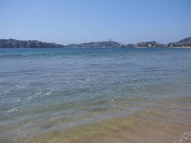 Acapulco bay City Meksika sessiz beach toplayan ve Pasifik Okyanusu dalgaları manzaralar ve mavi gökyüzü 2018 sıcak güneşli kış günü, Kuzey Amerika, Mart'ta temizleyin..