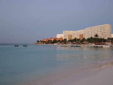 Akşam görünümü kum plajındaki, bay Karayip Denizi Cancun City Meksika beyaz otel binaların