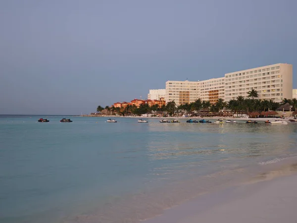 Evening view of white hotels buildings on sandy beach at bay of Caribbean Sea in Cancun city in Mexico — Stock Photo, Image