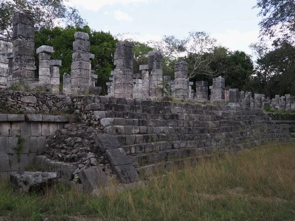 Fragmento de plataforma pedregosa de Templo de Guerreiros na cidade de Chichen Itza no México em fevereiro — Fotografia de Stock