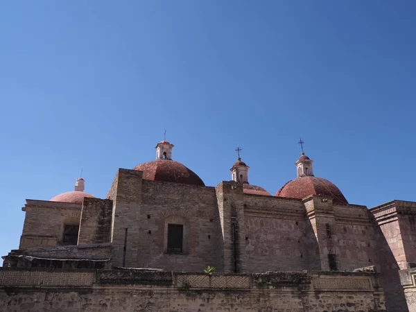 Vista laterale della chiesa di San Pedro nella città di Mitla, sito archeologico della cultura zapoteca nel paesaggio statale di Oaxaca in Messico — Foto Stock