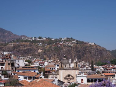 Cityscape peyzaj tarihsel Taxco'da City Meksika Jakaranda ağaçlarıyla manzaralı site içinde