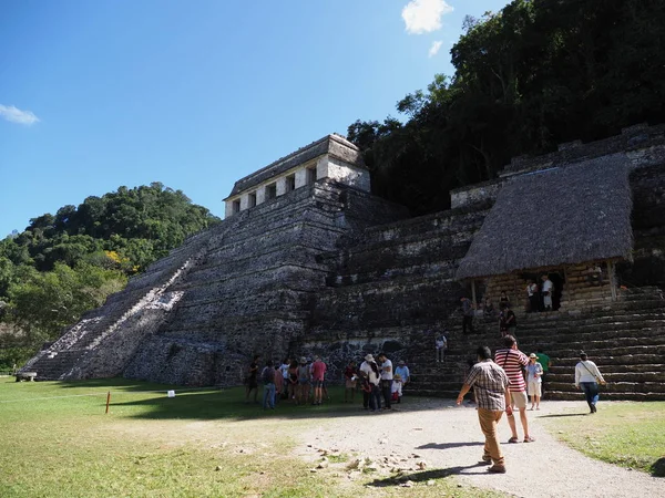 Templo das Inscrições pirâmide e turistas no antigo Parque Nacional Maia da cidade de Palenque, no estado de Chiapas, México — Fotografia de Stock