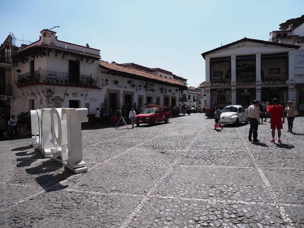 Vista de rua na praça principal no centro da cidade de Taxco com carro de escaravelho branco no México — Fotografia de Stock