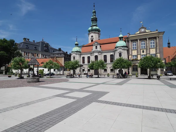 Kościoła, ratusza i pałacu przy głównym rynku w zabytkowym centrum miasta Pszczyna w Polsce — Zdjęcie stockowe