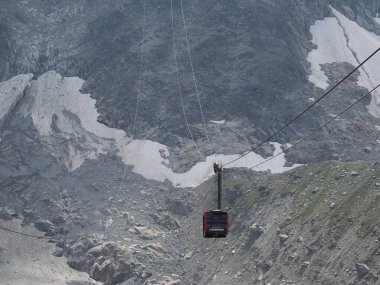Teleferik kabin Aiguille Du Midi adlı üzerinde en yüksek dağlar kapsama alanında Avrupa Alpleri manzara güzellik Fransız