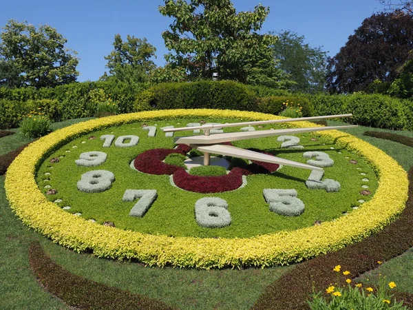 Avrupa Geneva city İsviçre İngilizce Bahçe kentsel kamu park Batı tarafında bulunan parlak çiçek saat — Stok fotoğraf