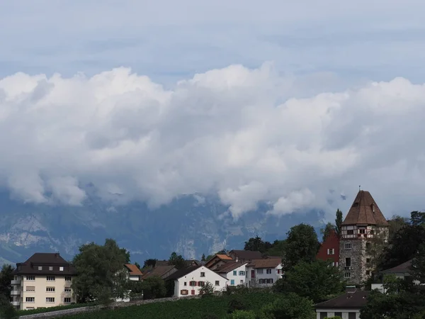 Turm und landschaftlich reizvolle Wohnsiedlung auf einem Hügel am Stadtbild Wolkenlandschaft über der europäischen Hauptstadt Vaduz Stadt liechtenstein — Stockfoto