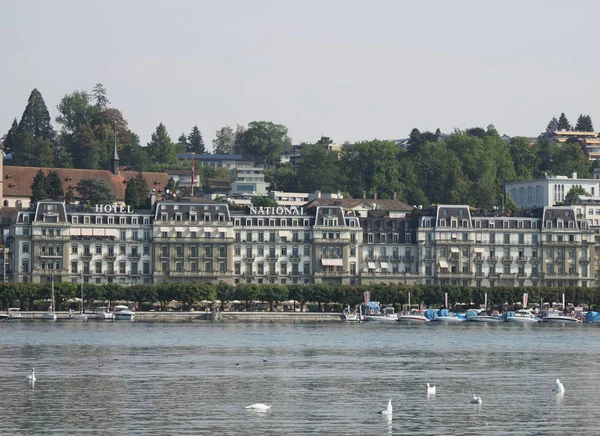 Reprezentativní hotelových budov v krása Evropské město v krajině jezera ve Švýcarsku — Stock fotografie