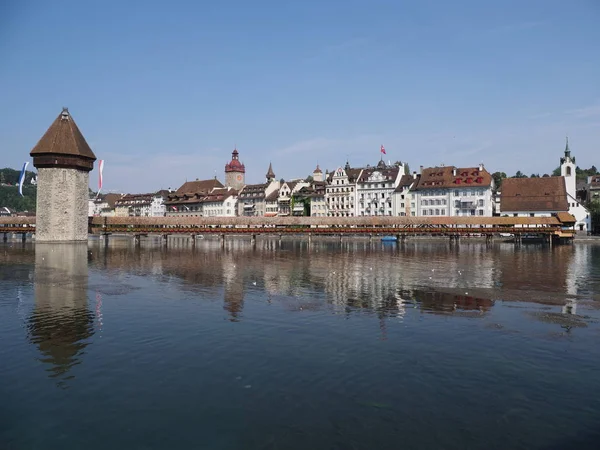 Reprezentativní historické budovy, kaple bridge a tower na řeky Reuss v krásném evropském městě na Švýcarsko — Stock fotografie