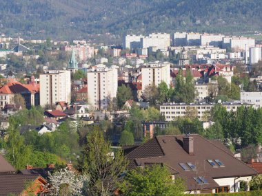 2018 'de POLAND' daki Beskid Dağları 'ndaki Avrupa Bielsko-Biala şehri ve kırsal manzaralarının güzel şehir manzarası Nisan ayında güneşli bir bahar günü.