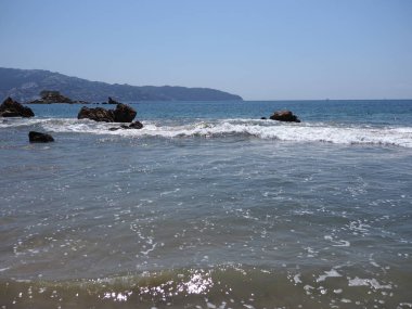 Meksika 'nın ACAPULCO şehrindeki kayaların muhteşem manzarası Pasifik Okyanusu dalgaları kumlu sahil manzaraları ve açık mavi gökyüzü 2018' de güneşli kış günü, Kuzey Amerika 'da Mart ayında.