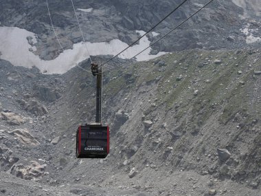CHAMONIX MONT BLANC, AĞUSTOS 2018 FRANCE: AIGUILLE DU MIDI 'deki kablo kabin Avrupa' nın en yüksek dağlarındaki güzel Alplerde sıcak güneşli yaz günü manzarası.