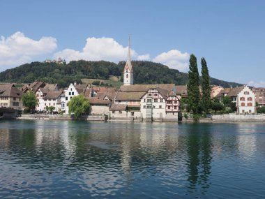 Fevkalade St. George Manastırı Ren Nehri 'nde Avrupa şehir manzarası STEIN am RHEIN kasabası SWitzERLAND kanton Schaffhausen' de Alp manzaraları üzerinde açık mavi gökyüzü 2018 'de güneşli bir yaz günü.
