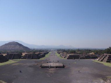 Ölü Güzellik Bulvarı ve soldaki Güneş Piramidi başkenti Meksika yakınlarındaki Teotihuacan kalıntıları 2018 'de açık mavi gökyüzü, güneşli kış günü, Kuzey Amerika' da Mart ayında.