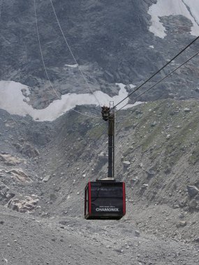 CHAMONIX MONT BLANC, AĞUSTOS 2018 FRANCE: AIGUILLE DU MIDI üzerinde kablo kabin Avrupa 'nın en yüksek Fransız dağları aralığı sıcak güneşli yaz gününde manzara - dikey.