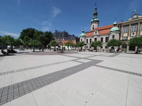 Templom, a városháza és a palota, a fő piactértől Pszczyna belvárosában, Lengyelország — Stock Fotó