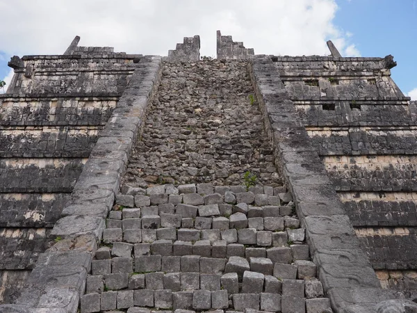 Escadas do túmulo da pirâmide do sumo sacerdote em Chichen Itza cidade mayan em México — Fotografia de Stock