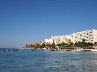 Beyaz otel bina kumlu plaj, bay Karayip Denizi Meksika'da Cancun City turist tatil görünümü