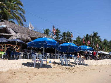 Koltuklar, Acapulco City Meksika kumlu plajda insanlar ve palmiye ağaçları
