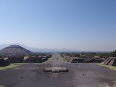 Güzel Avenue ölü ve piramit Teotihuacan Harabeleri Mexico city manzara yakınındaki, solda güneşin