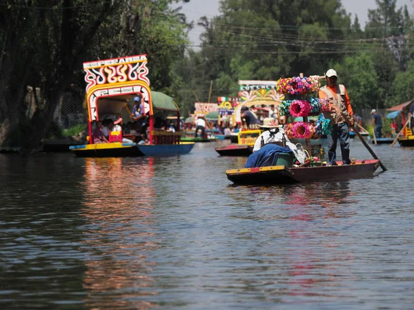 Turistler ve gondollarının Xochimilcos yüzen Gardens Meksika ile renkli birkaç Meksikalı deniz araçları
