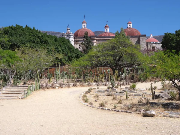 Skönhet San Pedro kyrka i Mitla city, sökvägen på arkeologiska platsen av Zapotek kultur i Oaxaca landskap, Mexiko — Stockfoto