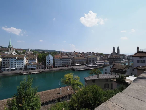 Pohled na Evropské město Curych ve Švýcarsku s domy na břehu řeky Limmat — Stock fotografie