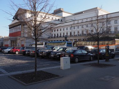 Cephe ve yan büyük tiyatro ve Polonya'da Avrupa Varşova sermaye city of National Opera