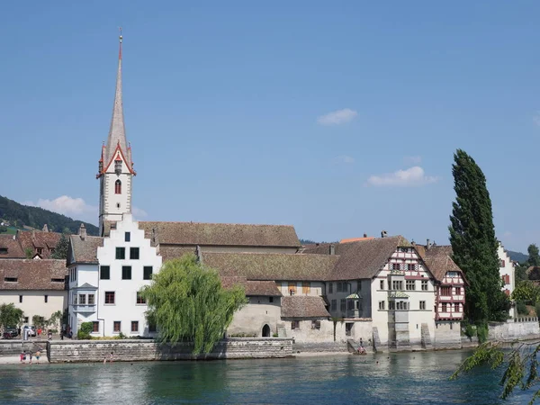 中世纪圣乔治修道院在莱茵河在欧洲的城市风景欧洲的 steam 莱茵镇在瑞士2018 — 图库照片